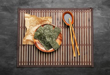 Siyah arka planda lezzetli deniz yosunu örtüleri