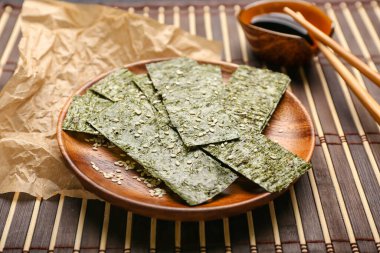 Bambu hasırı üzerinde lezzetli yosun örtüleri