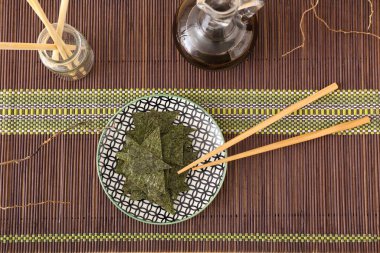 Bambu hasırı üzerinde lezzetli yosun örtüleri