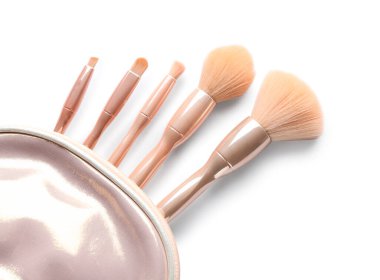 Makyaj fırçalarının olduğu çanta beyaz renkte.