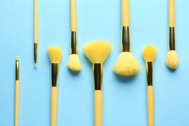 Mavi arkaplanda sarı makyaj fırçası seti