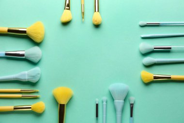 Metin için alanı olan renk arkaplanı üzerine makyaj fırçası seti