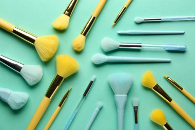 Mavi arkaplanda makyaj fırçaları seti, üst görünüm