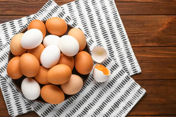 Placa Con Huevos Pollo Sobre Fondo Madera — Foto de Stock
