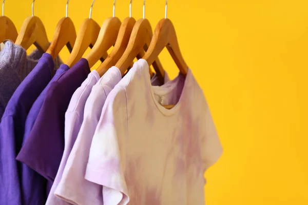 Vêtements Nuances Violettes Suspendus Sur Fond Jaune Gros Plan — Photo