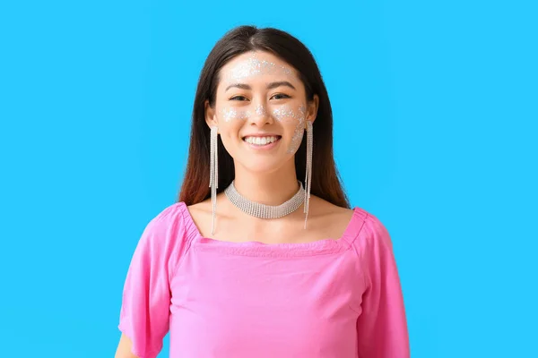 Portrait Smiling Asian Woman Glitter Makeup Stylish Jewelry Color Background — Stock Photo, Image