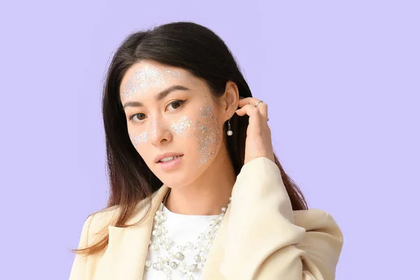 Élégante Femme Asiatique Avec Maquillage Paillettes Bijoux Mode Sur Fond — Photo