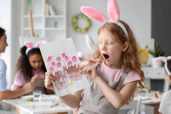 Překvapená Dívka Obrázkem Velikonočních Dortů Namalovaných Během Mistrovské Třídy Umění — Stock fotografie
