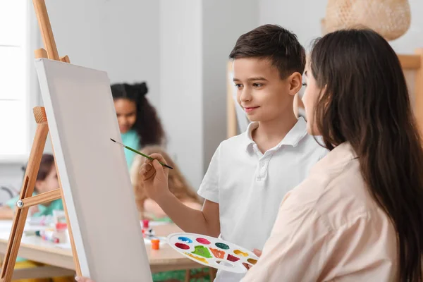 Netter Junge Und Lehrer Während Eines Meisterkurses Kunst — Stockfoto