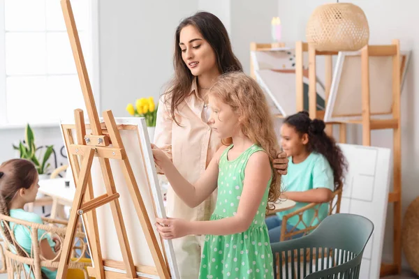 Sanat yüksek lisansı sırasında tatlı bir kız ve öğretmen.