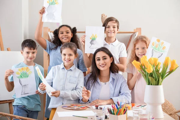 Słodkie Dzieci Nauczyciel Malowanymi Obrazami Podczas Kursu Mistrzowskiego Sztuce — Zdjęcie stockowe