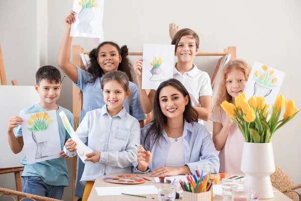 Lindos Niños Maestro Con Cuadros Pintados Durante Clase Magistral Arte —  Fotos de Stock