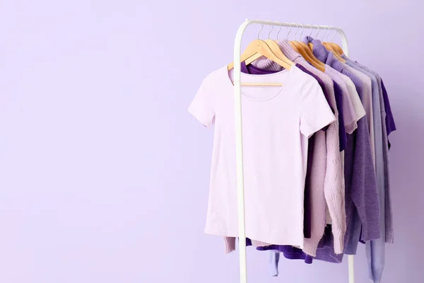 Support Avec Des Vêtements Dans Les Tons Violets Sur Fond — Photo