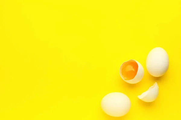 Huevos Pollo Agrietados Enteros Sobre Fondo Amarillo — Foto de Stock