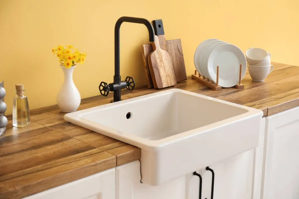 White Sink Vase Flowers Kitchen Utensils Counters Yellow Wall — Stock Photo, Image