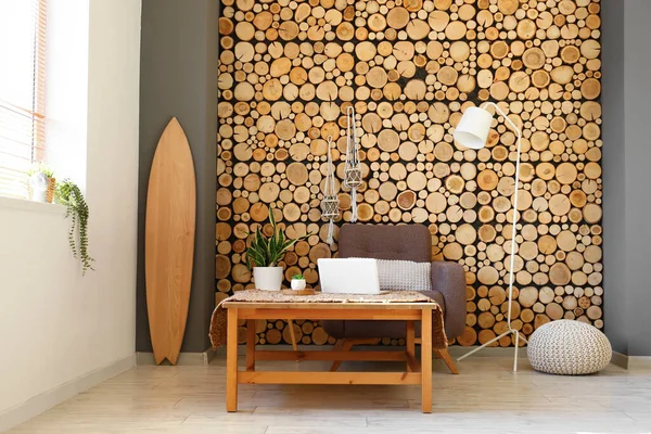 Interior Moderna Sala Estar Con Tabla Surf Madera Mesas Sillón — Foto de Stock