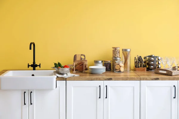 Mostradores Con Fregadero Comida Utensilios Cocina Cerca Pared Amarilla — Foto de Stock