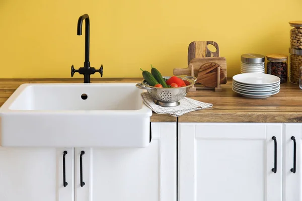 Counters Sink Food Kitchen Utensils Yellow Wall — Stock Photo, Image