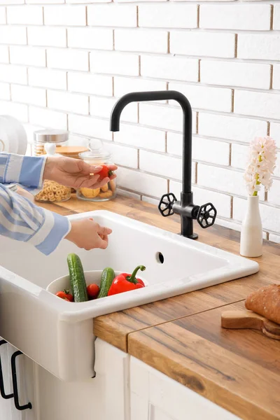 Mujer Lavando Verduras Frescas Fregadero Cerca Pared Ladrillo Blanco — Foto de Stock