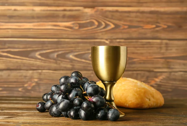 Weinbecher Mit Trauben Und Brot Auf Holzgrund — Stockfoto