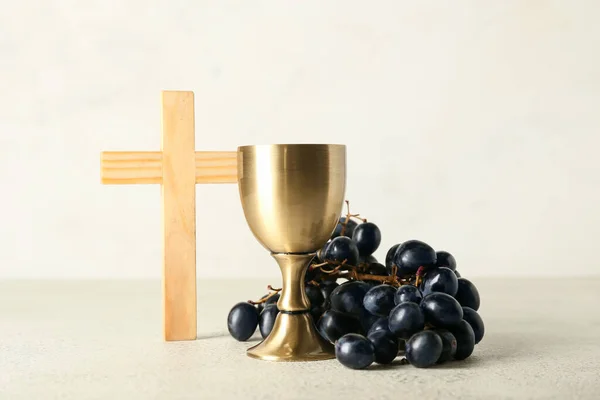 ブドウと光の背景にクロスワインのカップ — ストック写真