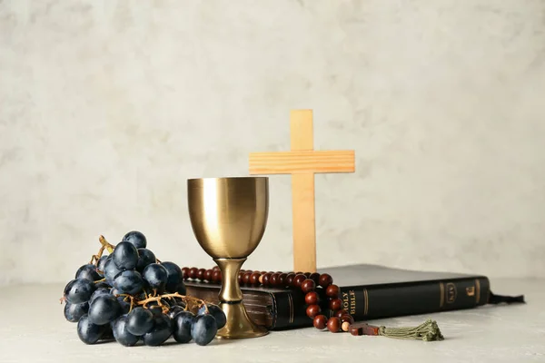 聖書とワインのカップ バラ色と光の背景に十字架 — ストック写真