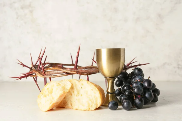 Cup Wine Grapes Bread Crown Thorns Light Background — Stock Photo, Image