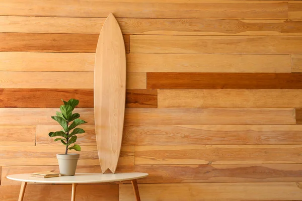 Стол Доской Серфинга Домашние Растения Книги Деревянной Стены — стоковое фото