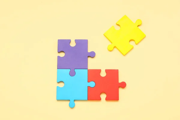 Pezzi Puzzle Colorati Sfondo Beige Concetto Disturbo Autistico — Foto Stock