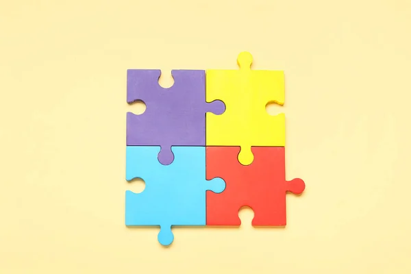 Pezzi Puzzle Colorati Sfondo Beige Concetto Disturbo Autistico — Foto Stock