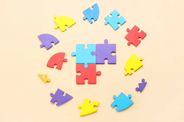 Pezzi Puzzle Colorati Sfondo Beige Concetto Disturbo Autistico — Foto Stock