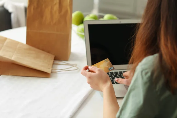 Молода Жінка Ноутбуком Кредитною Карткою Покупки Онлайн Вдома — стокове фото