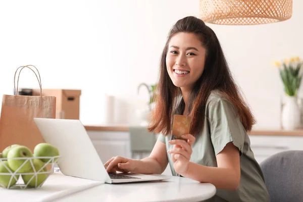 ノート パソコン クレジット カード ショッピング オンライン自宅で若い女性 — ストック写真