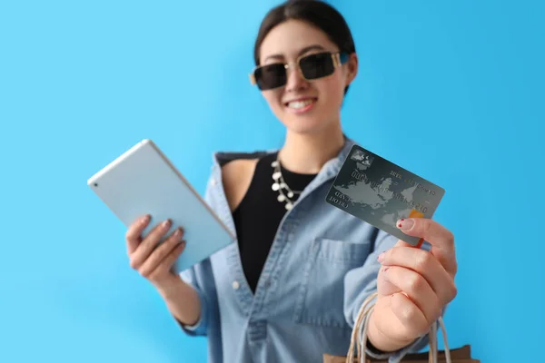 Mujer Joven Con Tableta Tarjeta Crédito Fondo Color Compras Online — Foto de Stock