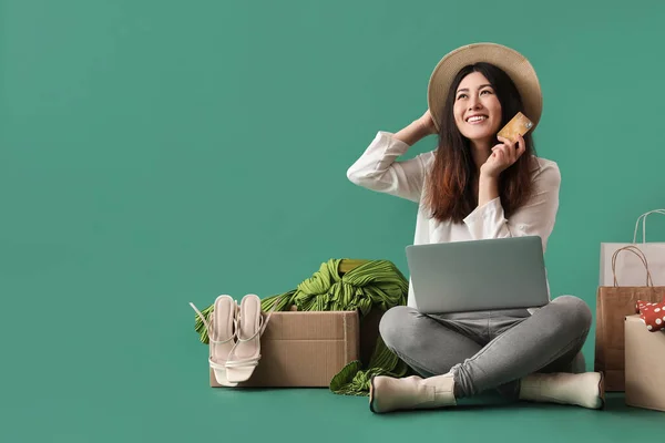 Gelukkige Jonge Vrouw Met Laptop Creditcard Nieuwe Aankopen Kleur Achtergrond — Stockfoto