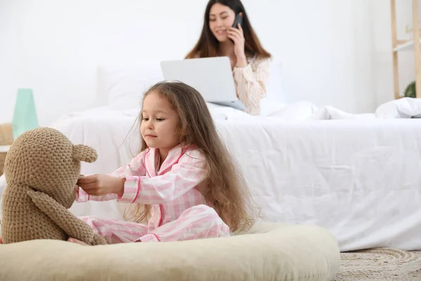 Lilla Dotter Med Sin Arbetande Mamma Sovrummet — Stockfoto