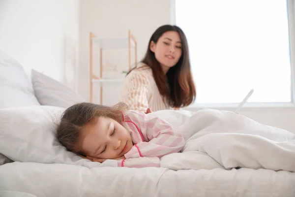 Sovande Liten Dotter Med Arbetande Mamma Sovrummet — Stockfoto