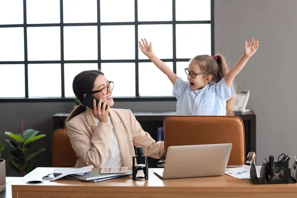 Working Young Mother Her Naughty Daughter Office — Stock Photo, Image