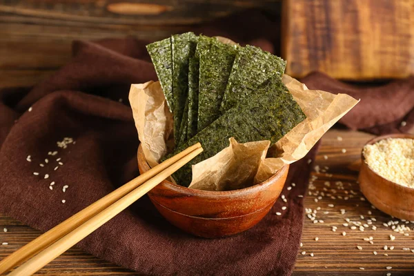 Bowl Tasty Seaweed Sheets Wooden Background — Stock Photo, Image