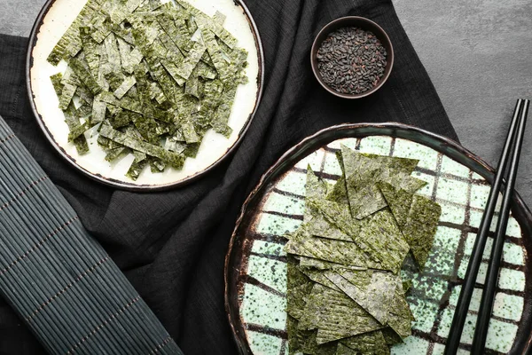 Plates Tasty Seaweed Sheets Black Background — Stock Photo, Image