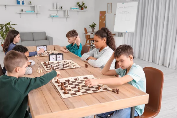 Små Barn Spelar Schack Turneringen Klubben — Stockfoto
