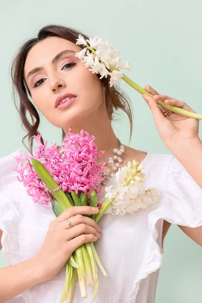Yeşil Arka Planda Sümbül Çiçekleri Olan Güzel Genç Bir Kadın — Stok fotoğraf