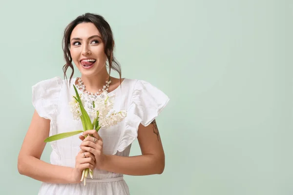 Vacker Ung Kvinna Med Hyacint Blommor Grön Bakgrund — Stockfoto