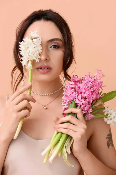 Mujer Joven Bonita Con Flores Jacinto Sobre Fondo Color — Foto de Stock