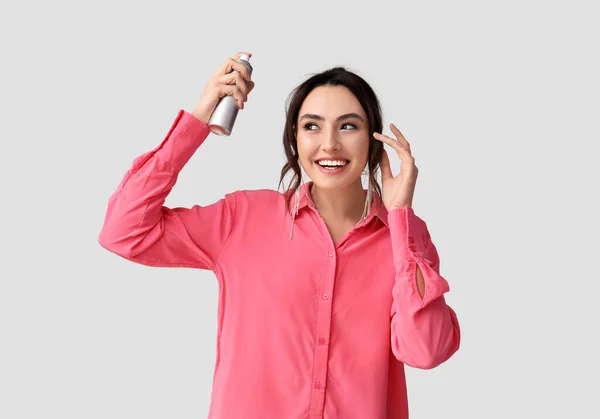 Hübsche Junge Frau Mit Haarspray Auf Grauem Hintergrund — Stockfoto
