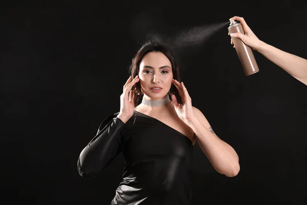 Mulher Bonita Mão Com Spray Cabelo Fundo Preto — Fotografia de Stock