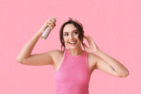 Hübsche Junge Frau Mit Haarspray Auf Rosa Hintergrund — Stockfoto