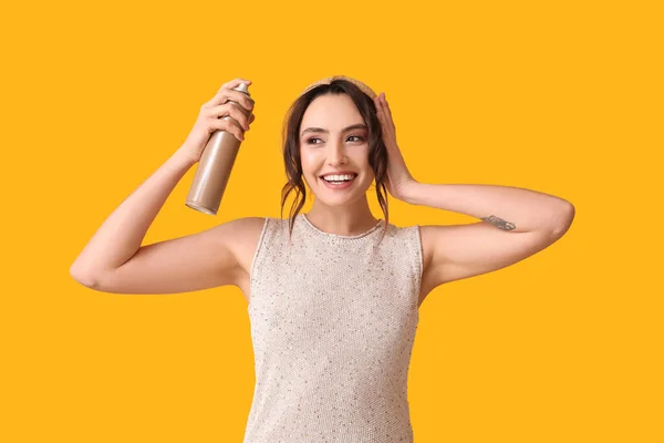 Hübsche Junge Frau Mit Haarspray Auf Gelbem Hintergrund — Stockfoto