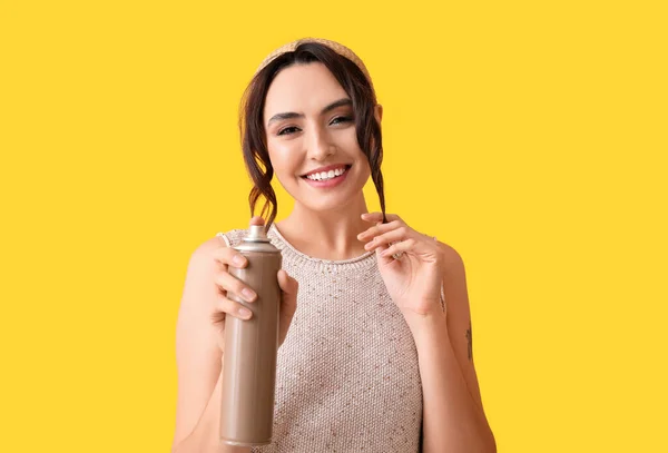 Mujer Bastante Joven Con Spray Para Cabello Sobre Fondo Amarillo —  Fotos de Stock