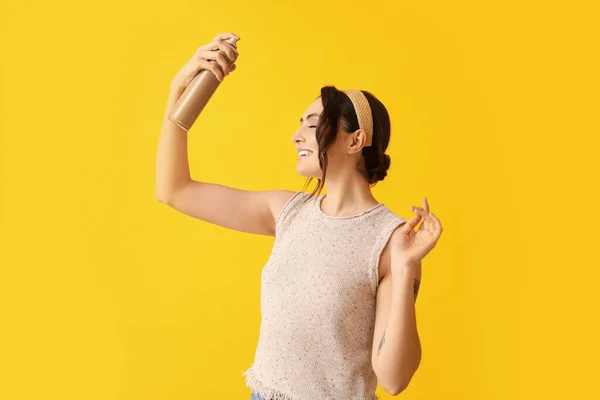 Mulher Bonita Com Spray Cabelo Fundo Amarelo — Fotografia de Stock